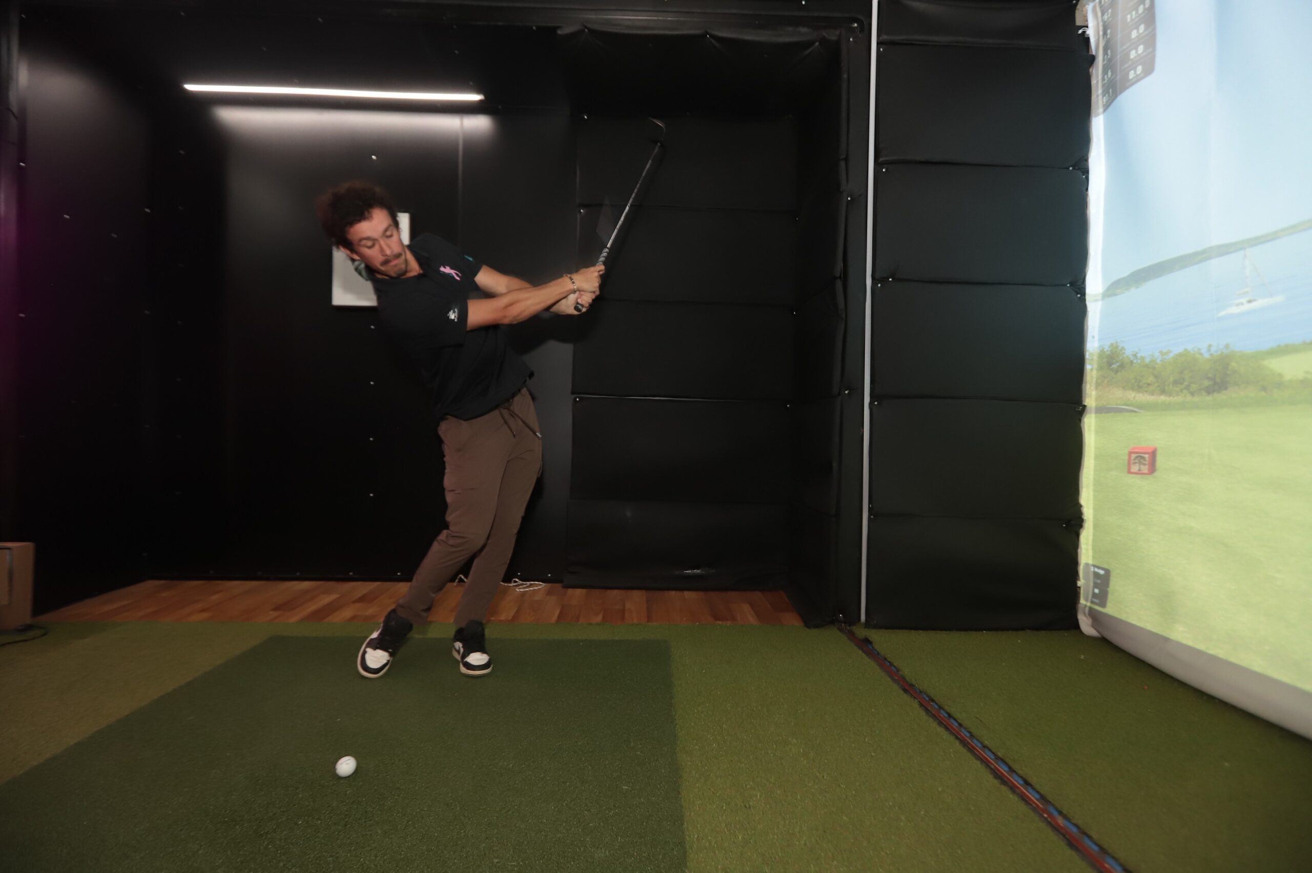 Simuladores de golf: Shank Box escala su modelo con franquicias y desembarca en el Caribe