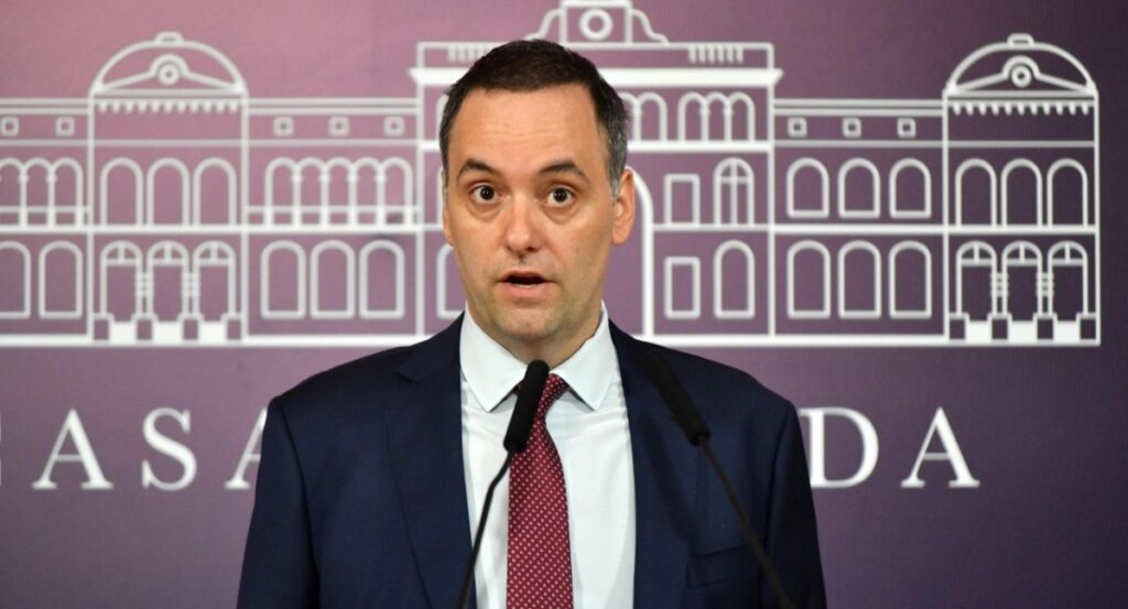 Adorni desaprueba frente a la gente: 7 de cada 10 argentinos piensa que es corrupto