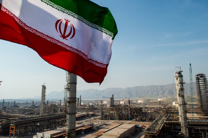 Temor en los mercados: el petróleo se podría disparar hasta los US$100 tras el bombardeo a Irán