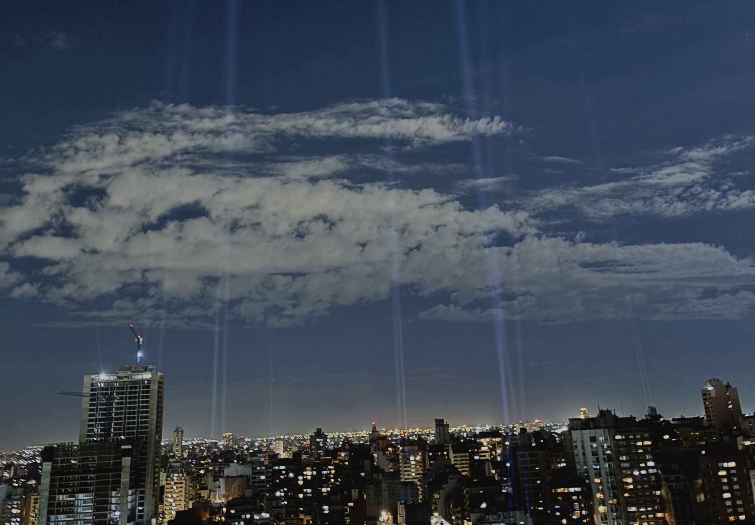 Los 35 haces de luz que iluminaron Córdoba: el significado detrás de la intervención nocturna