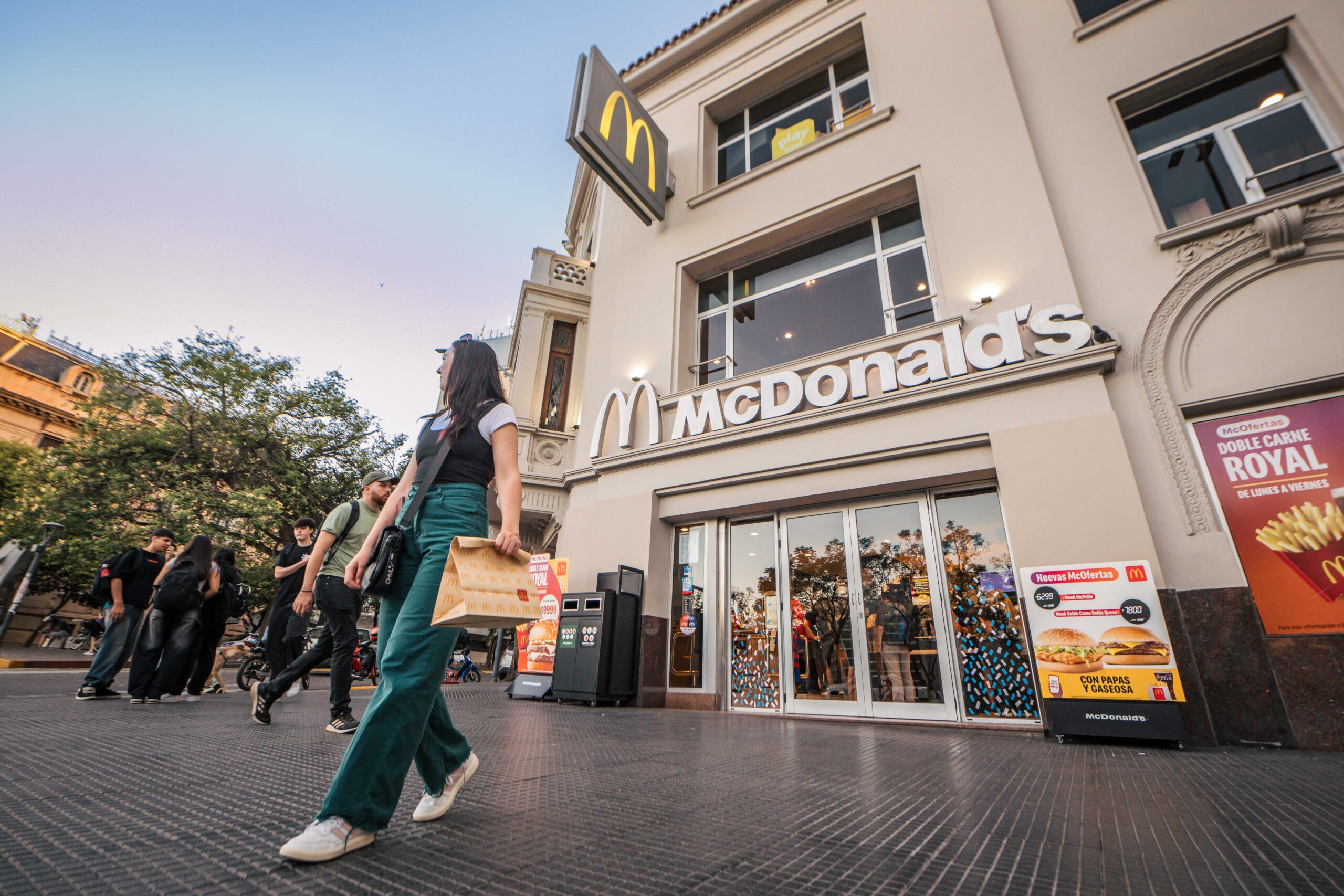 McDonald’s renuevó su local de Plaza España, un ícono de la ciudad