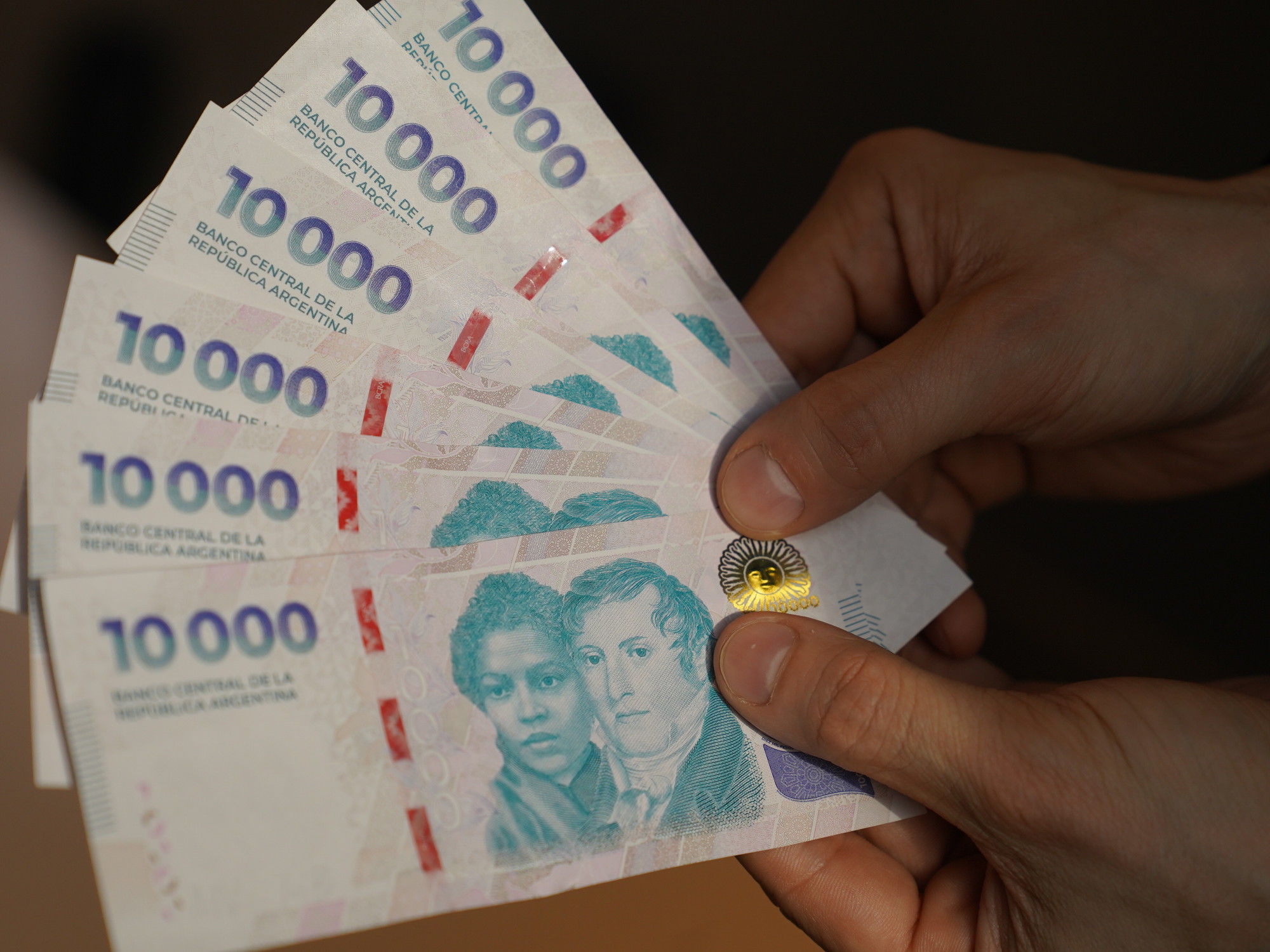 Menos efectivo en la calle: bajó 48% la circulación de billetes desde 2024