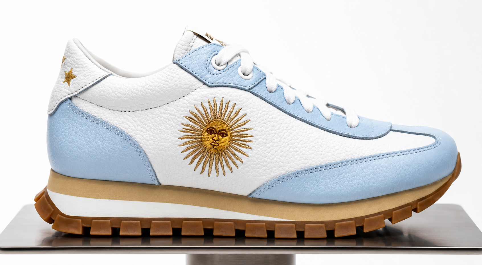 Cuestan $130.000 y son furor: las zapatillas mundialistas que fabrica una pyme de Córdoba